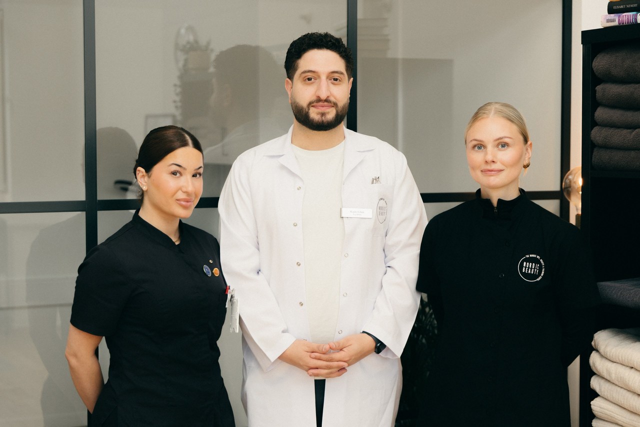 Dr Kojin Aslani tillsammans med utbildare på Nordic Beauty Academy i Göteborg